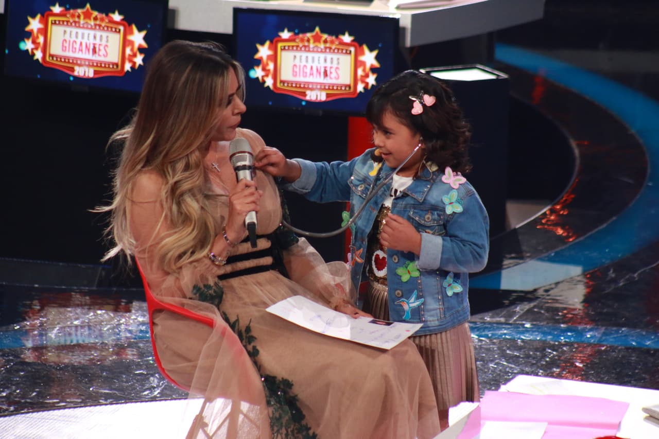 Natalia sorprendió a la conductora al decirle que habla tres idiomas: español de España, español de Cuba y el idioma de Doña Lucha.