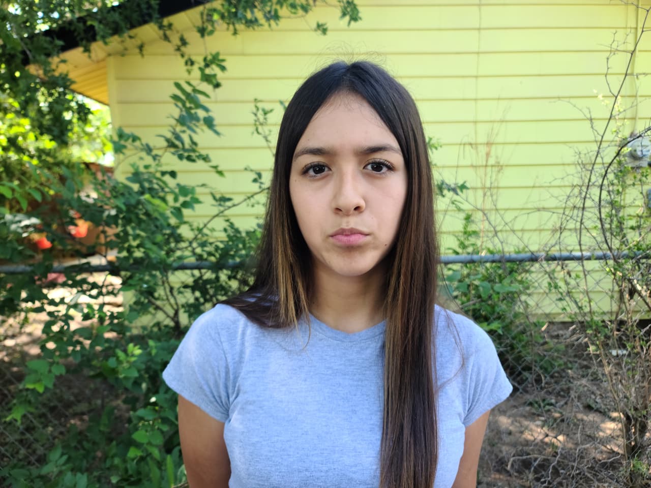 Stephanie Sánchez tiene 12 años y cada semana jugaba 'softball' con su amiga Eliahana Cruz, una de las niñas del salón de cuarto grado víctima de la furia del atacante. Dice que prefiere recordarla cuando juntas vestían el uniforme de las 'Little Bombshells' y salían al campo de juego.
<br>
<br>"Jugaba segunda o 'middle center base'. Era muy buena jugadora", dice sobre la pequeña de 10 años. 
<b>"Ahora está en un mejor lugar".</b>