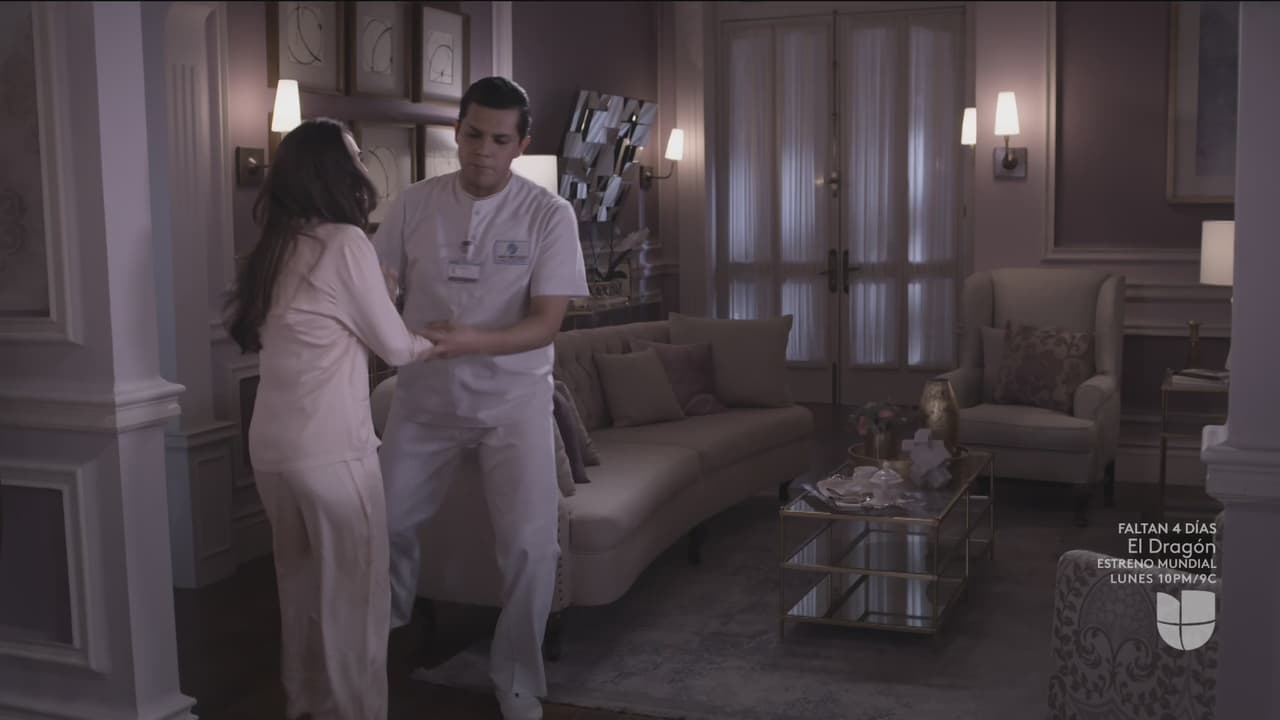 Aunque le fue difícil, Carlos tomó la decisión de que Paulina fuera internada en un hospital psiquiátrico.