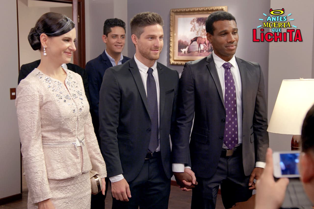 Beatriz hace a un lado sus prejuicios y asiste a la boda de Alex y Kenny.