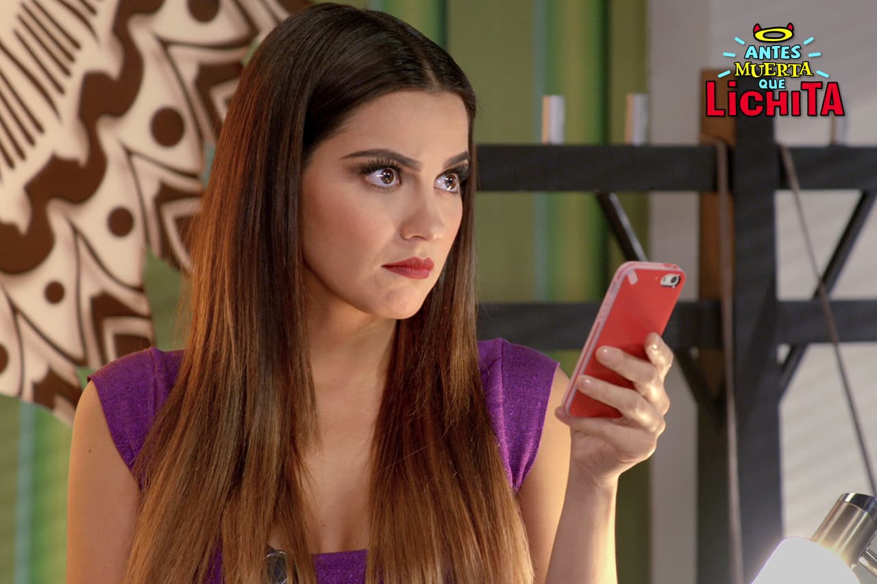 Alicia descubre que varios Icónikos han creado un chat para hablar pestes de ella.