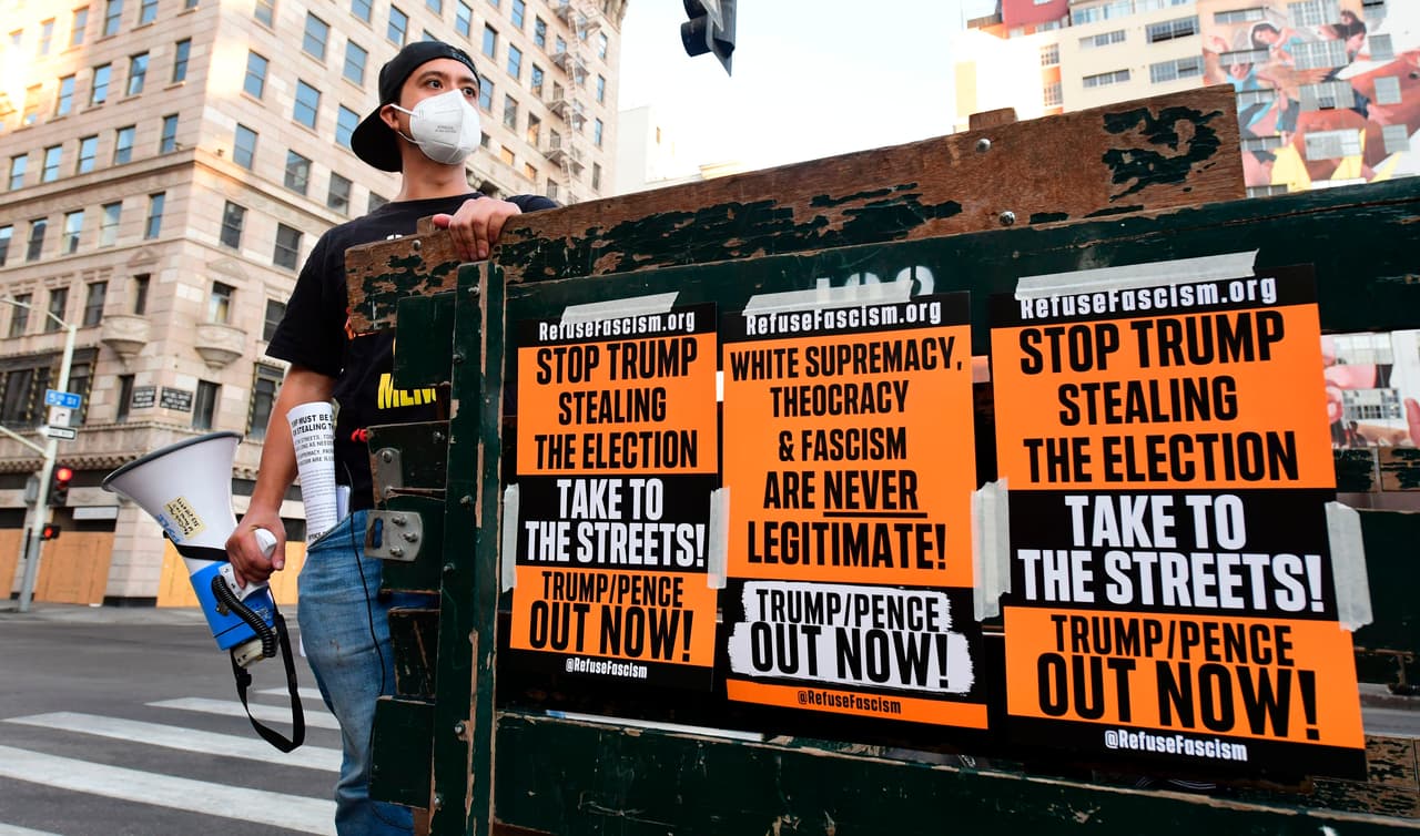 Los carteles de "Dejen de robar las elecciones" se exhibieron en varias calles de Los Ángeles durante una manifestación en el centro de Los Ángeles, California, el 4 de noviembre de 2020, un día después de las elecciones presidenciales, día en el que Donald Trump se proclamó como ganador de la contienda, cuanto aún faltaban muchos votos por contar en estados claves de la contienda.