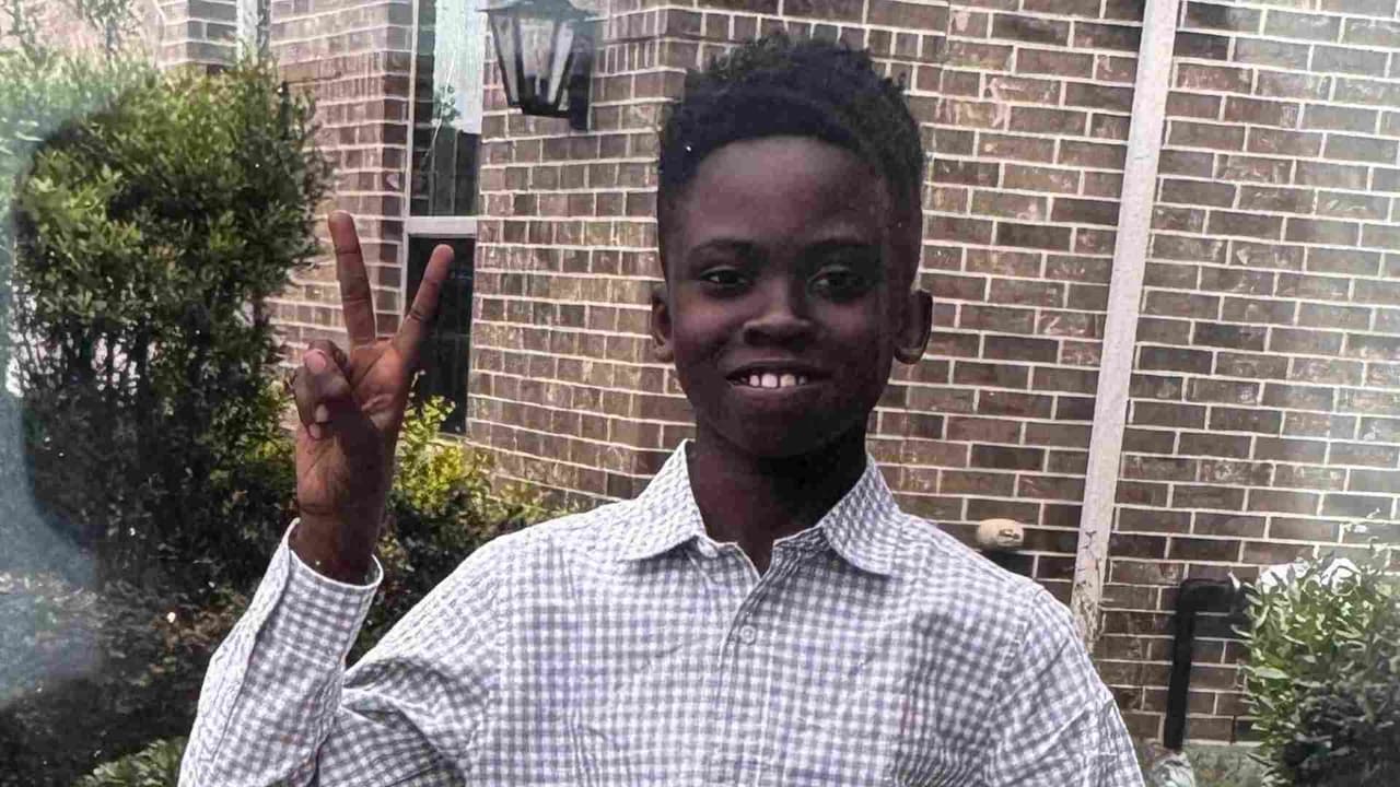 Niño de 10 años desaparece tras ser arrastrado por una ola en Surfside Beach; intensifican búsqueda