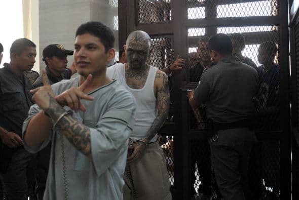 Los pandilleros son acusados de asesinar a un profesor dentro de un centro correccional.