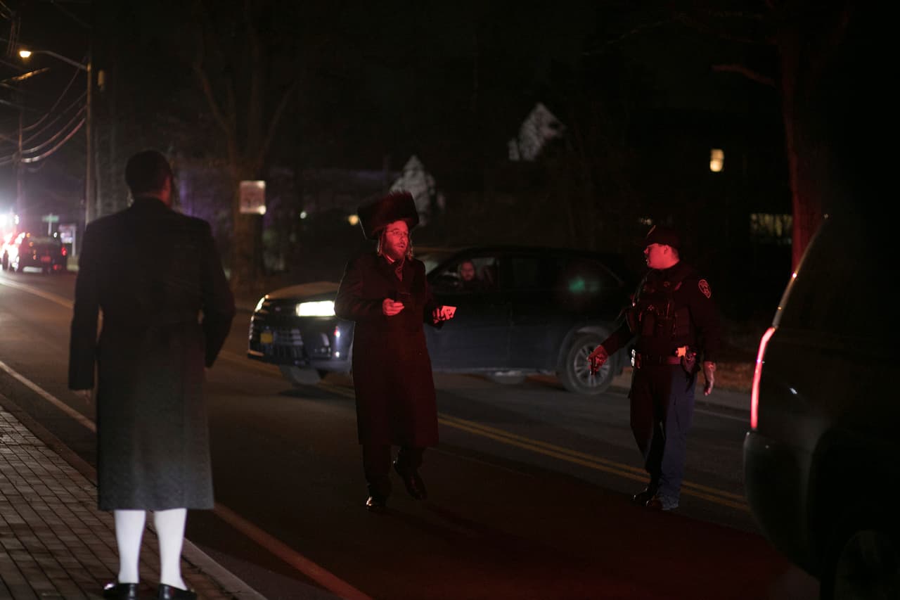 El pasado mes, un hombre fue apuñalado mientras caminaba hacia otra sinagoga en la misma ciudad de Monsey. La víctima precisó de una cirugía de urgencia y no está claro que el agresor haya sido capturado.
<br>