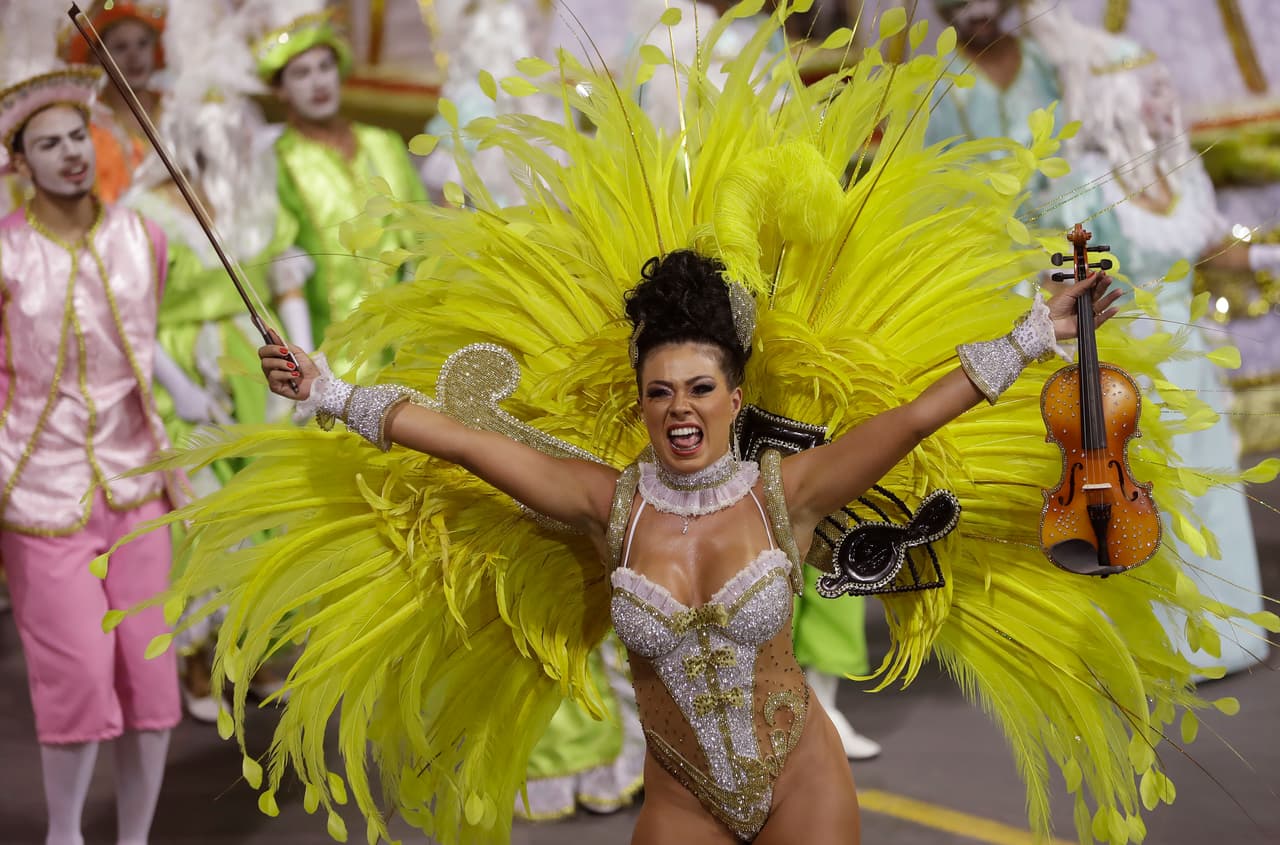 <b>Brasil.</b> Una bailarina de la escuela Tom Maior desfila en el sambódromo de Río de Janeiro. Las escuelas de samba se preparan durante todo el año para desfilar frente a los asistentes al corazón del carnaval de esa ciudad.