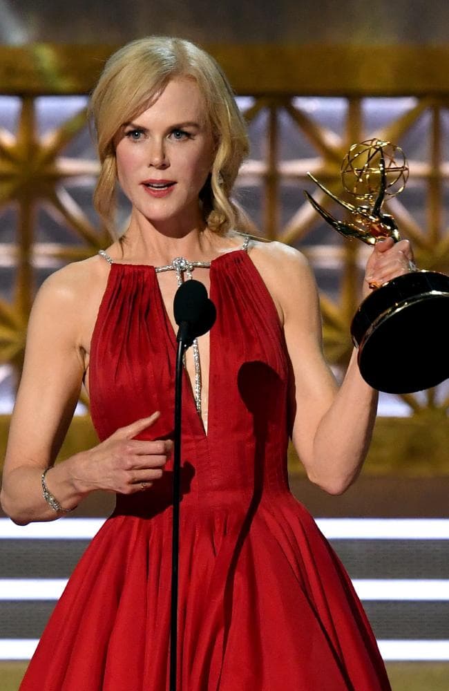 Nicole Kidman fue la noche en la 69 entrega de los premios Emmy por su participación estelar en la miniserie 'Big Little Lies'. A los 50 años, la Kidman está teniendo un resurgimiento en su carrera y ha demostrado que no hay límites para una buena actriz, encontrando personajes fascinantes en cualquier medio... y además, luciendo increíble.