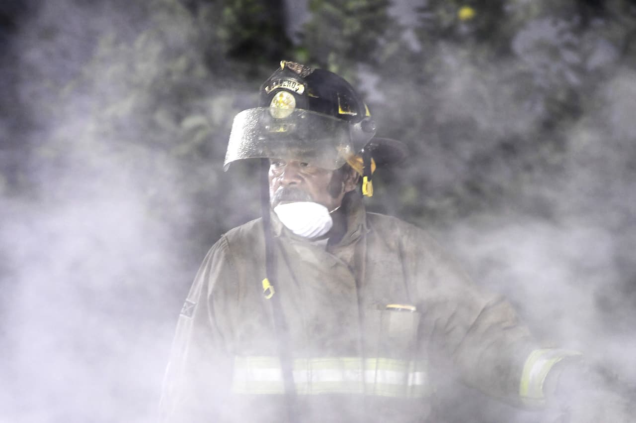 Tensión en el rostro de un bombero de la Ciudad de México, en una operación de rescate que no se detuvo durante la noche.