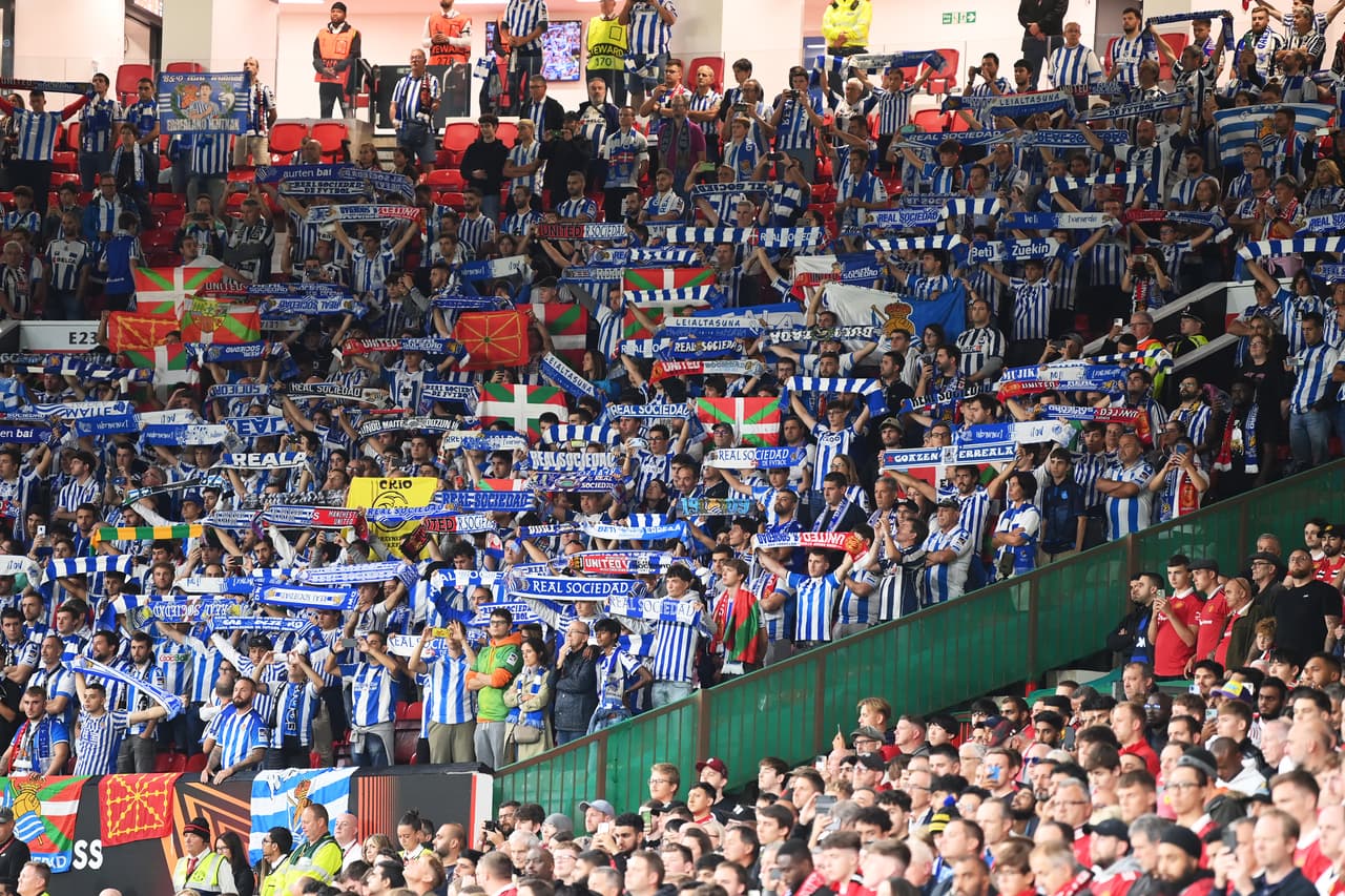 Los aficionados de la Real Sociedad que se dieron cita en Inglaterra se unían al lamento británico.
<br>