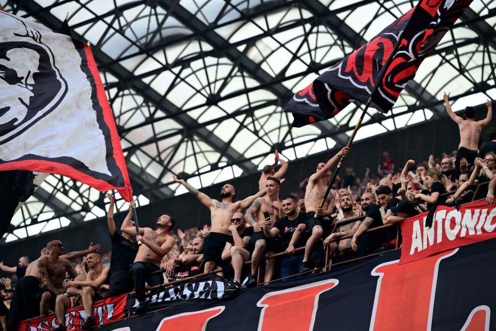 El Milan logró un importante victoria por 2-0 sobre el Atalanta y quedó muy cerca de conseguir el título de la Serie A de italia. Los goles en el segundo tiempo de Rafael Leao y de Theo Hernández, este último de gran factura, dejaron a los milanistas a un triunfo en la última jornada de coronarse campeones.