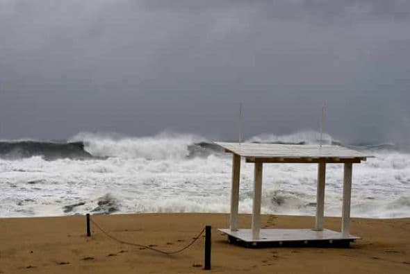 El paso del huracán Odile por las cosas mexicanas de Baja California Sur deja destrucción, evacuaciones y a cientos de casa sin energía eléctrica. Por su parte, el Sistema Meteorológico Nacional (SMN) advirtió que lluvias de muy fuertes a intensas golpearán Baja California Sur durante las próximas horas. Con la información de Univision.com