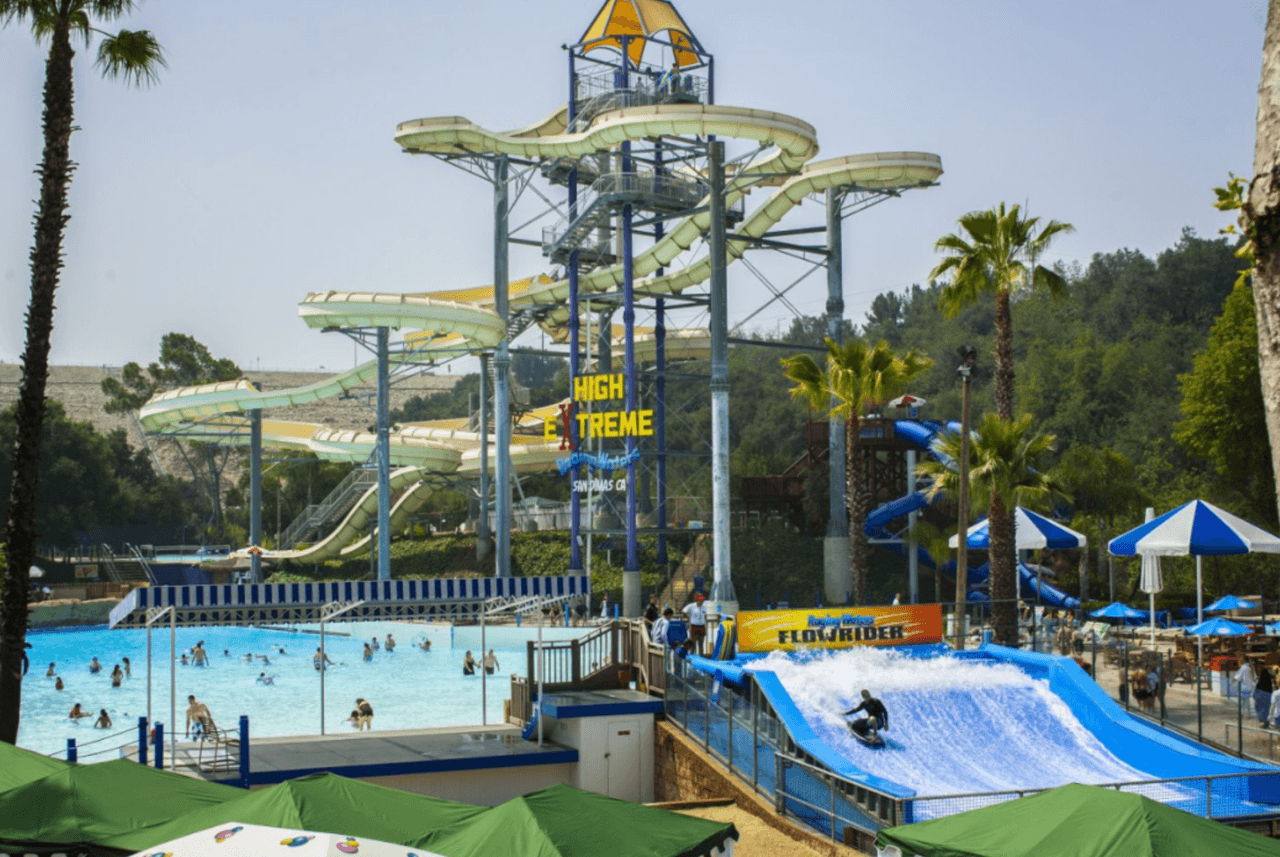 <b><a href="https://www.ragingwaters.com/" target="_blank">Raging Waters.</a></b> Es considerado uno de los parques acuáticos más grandes de California, con 50 acres de hermosos paisajes en los que hay toboganes, piscinas, correolas y canales acuáticos.
<br>