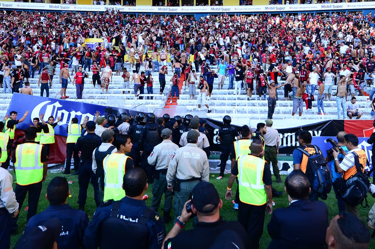 En el Clausura 2015, Chivas de Guadalajara vencía 1-4 al Atlas en el estadio Jalisco cuando los fanáticos rojinegros reaccionaron en medio de su frutración.