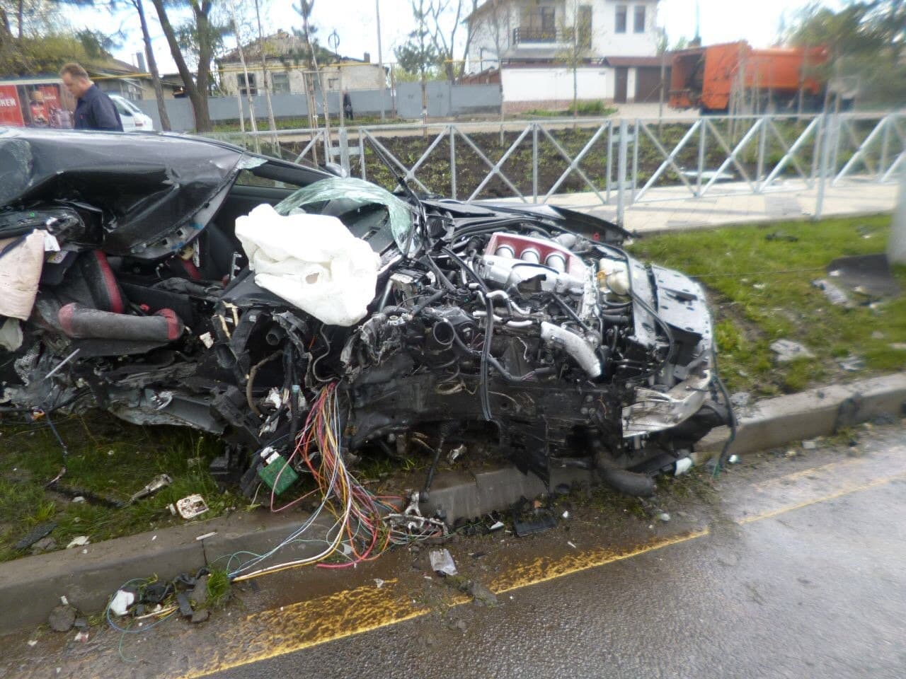 El ruso no pudo controlar su
<b> <a href="https://www.univision.com/noticias/nissan/nissan-gt-r-2017-nueva-vida-para-el-portentoso-deportivo-de-nissan-fotos#efe1a8130000" target="_blank">Nissan GT-R</a> cuando circulaba por una avenida a más de 100 mph </b>y quiso cambiarse de carril. El auto se le fue de las manos y terminó estampado contra un poste.