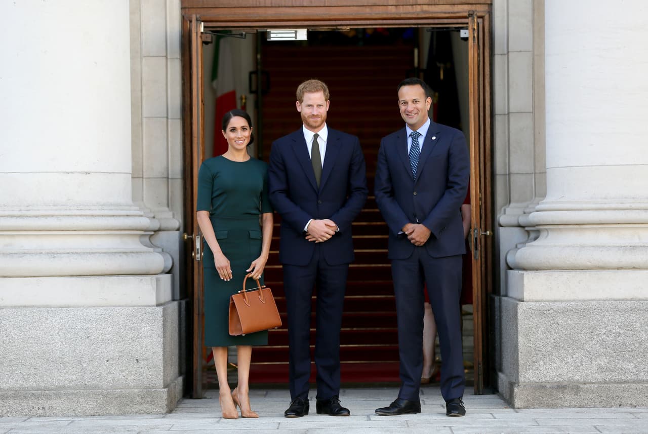 <b>10 de julio 2018. Visita de dos días a Irlanda</b>. Con este outfit, la duquesa inició oficialmente su visita de dos días a Irlanda. El traje de dos piezas en color verde profundo fue un evidente homenaje al país. Complementó con stilettos en gamuza nude del diseñador Paul Andrew y el bolso estructurado de asa corta en color miel de 
<a href="https://www.strathberry.com/collections/the-strathberry-midi-tote/products/the-strathberry-midi-tote-tan">Strathberry </a>con cierre en barra de oro.