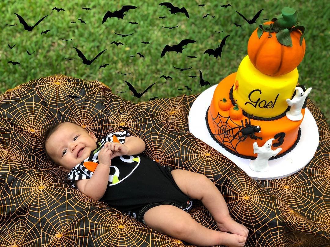 Gael es un bebé muy fotogénico y la muestra está aquí, donde aparece sonriente y posando en octubre, bajo la temática de Halloween.