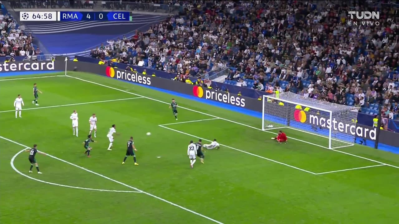 ¡TIRO ATAJADO! disparo por David Turnbull.