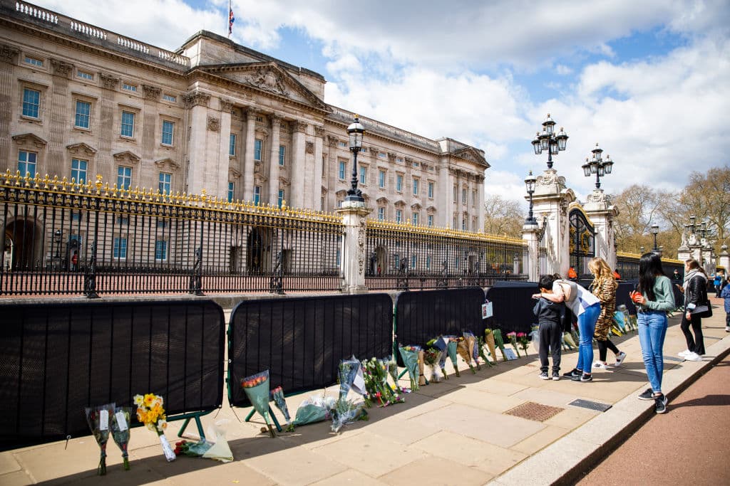 Entre tanto, la muerte de Philip ha desatado una serie de homenajes populares en el Reino Unido. Inmediatamente después de su muerte, la gente comenzó a dejar ramos de flores enfrente del palacio de Buckingham. “Creo que no tienes que ser un fuerte simpatizante de la realeza para sentirte triste por la reina”, dijo la residente de Bedfordshire, Louise Simester, de 56 años, a la BBC.
<br>