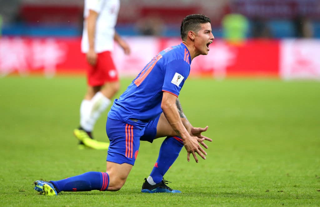 Nada más comenzar el segundo tiempo la dureza del partido se hacía presente, aquí James Rodríguez reclamando un fuerte contacto que no se marcó como falta.