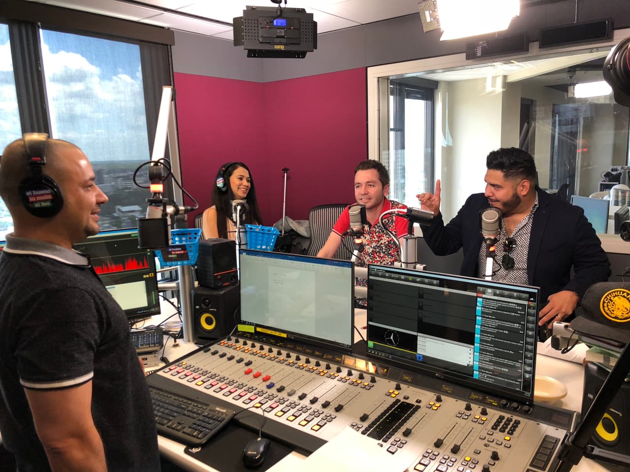 El cotorreo estuvo muy bueno y pronto podrás ver la entrevista en 
<b><a href="https://www.univision.com/musica/el-bueno-la-mala-y-el-feo">buenomalafeo.com</a></b>