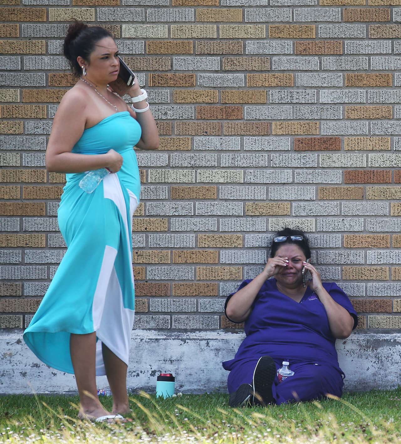 Residentes de la ciudad de Santa Fe esperan noticias de los heridos.