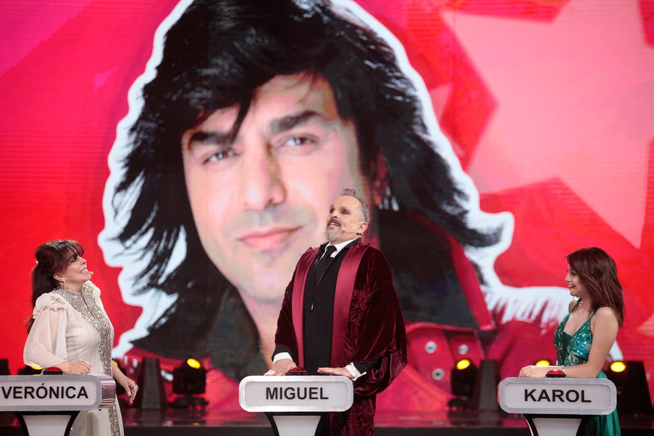 Acto seguido, Miguel Bosé encendió su luz para el siguiente cuestionamiento. "Menciona algunas características del personaje que aparece en pantalla", apuntó Galilea, a lo que él dijo: "atractivísimo y machorro", con lo que provocó las risas de todos.