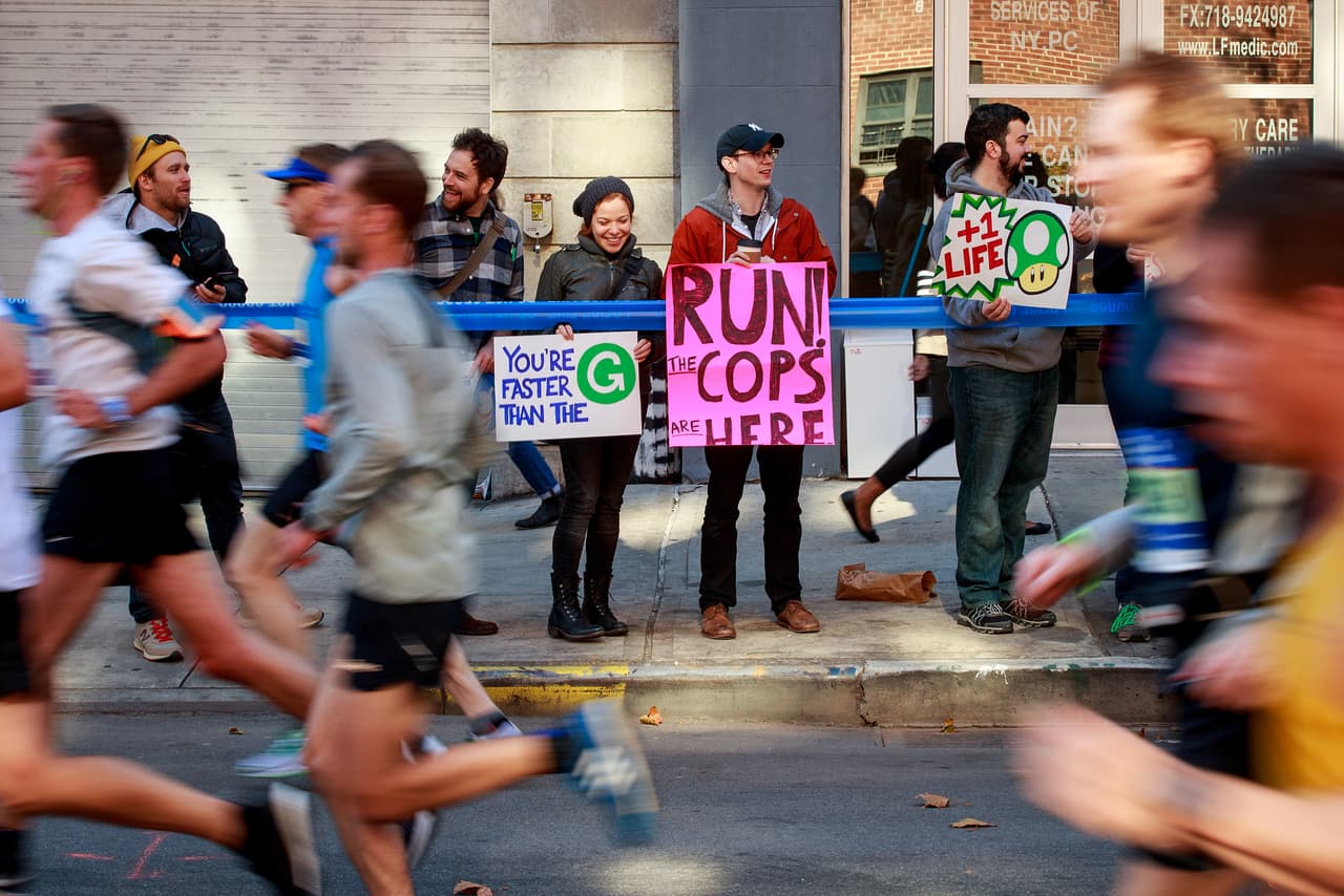 "Corre que la policía está aquí" se lee en una de las muchas señales que animan a los corredores durante el Maratón de Nueva York 2018.