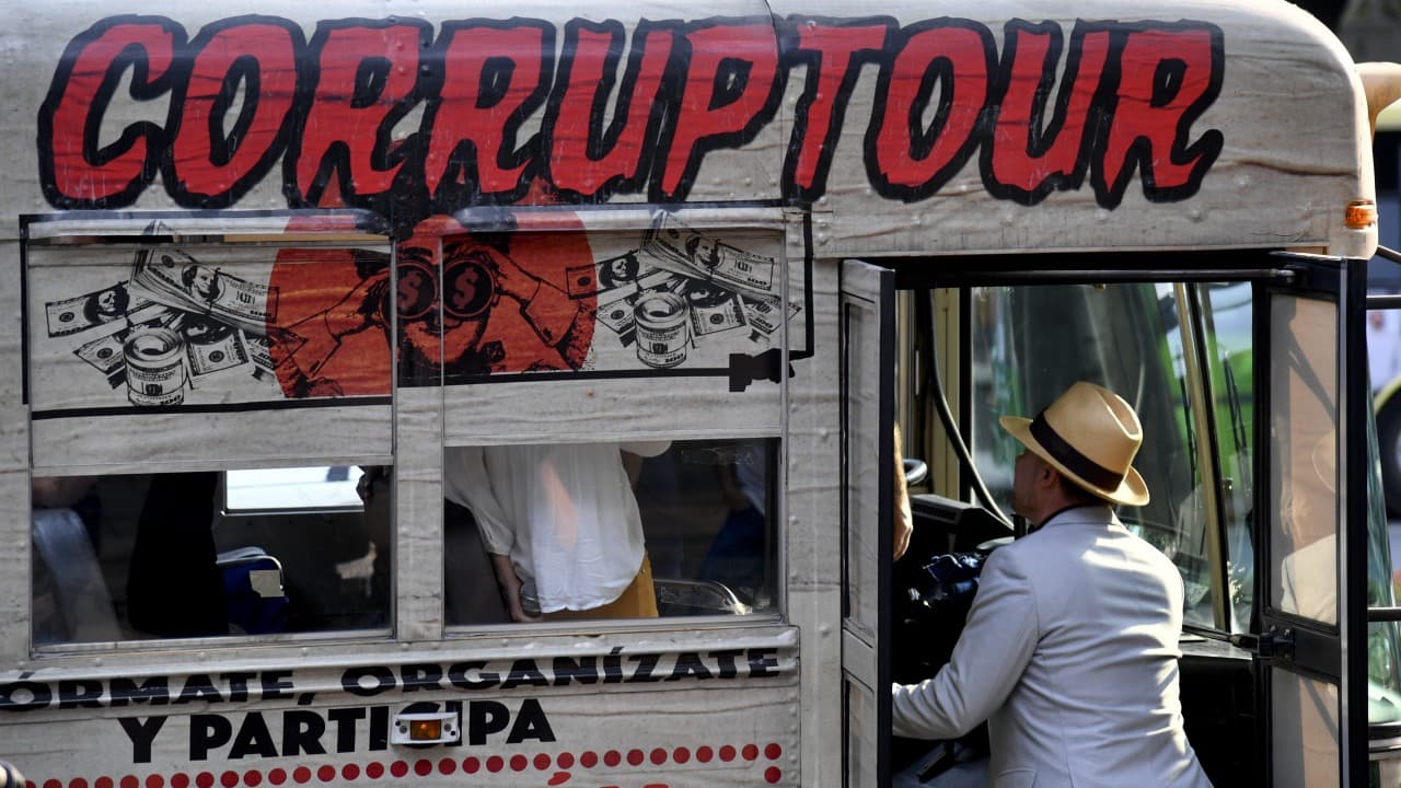 Primera parada, la casa blanca de Peña Nieto: así es el tour de la corrupción en México