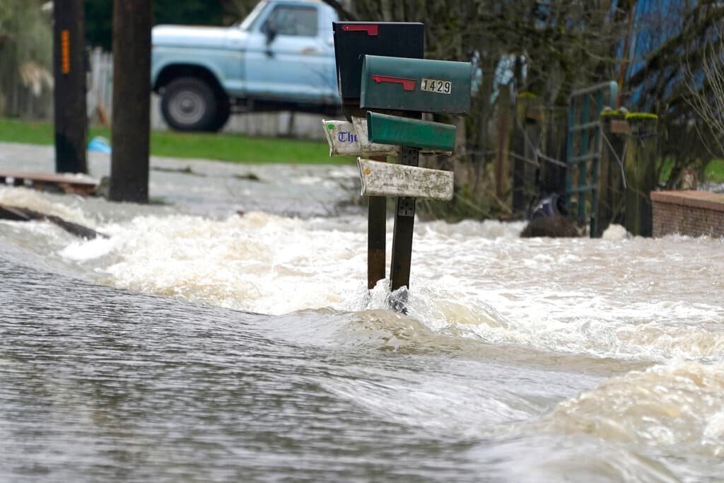 Una persona desaparecida en el noroeste de EEUU luego de que la nieve se derritió y ocasionó inundaciones; continúa alerta en el noreste