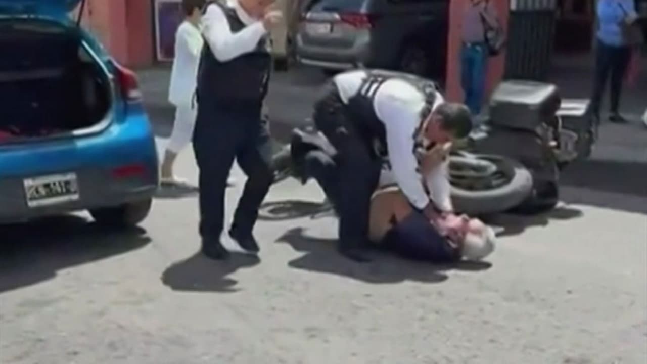 Captan una violenta disputa entre un policía y un hombre de la tercera edad en México