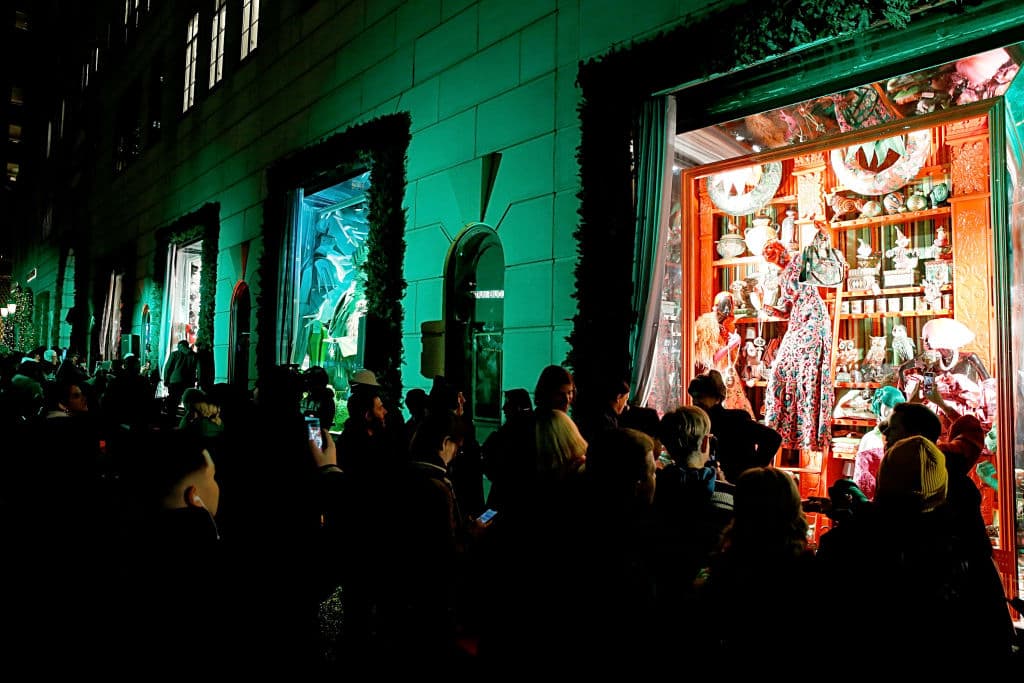 En otros ventanales de Bergdorf Goodman, se representan artesanos de toda clase: desde floristas y costureras, hasta joyeros y tapiceros, destacando que la magia está en las manos de todo obrero.