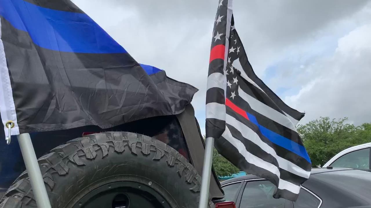Al terminar la ceremonia en el interior de la iglesia, la Guardia de Honor de la Oficina del Sheriff del condado Harris (HCSO) realizó la última Guardia y Servicio afuera del templo.