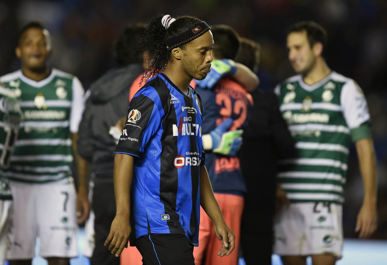 Ni Ronaldinho pudo evitar la caída de los Gallos del Querétaro 5-0 en el partido de ida contra Santos en la final del Clausura-2015.