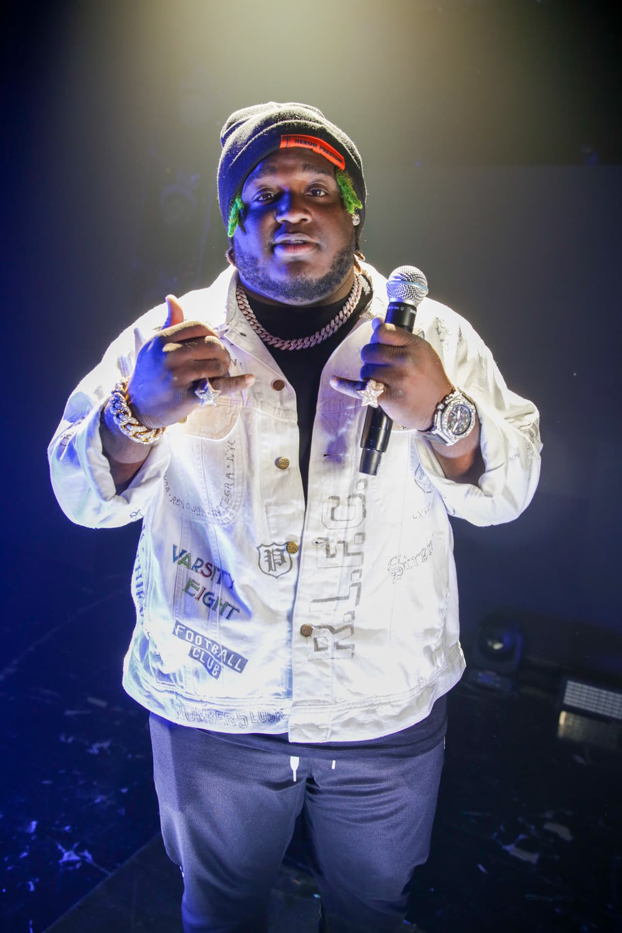 Al panameño Sech siempre le han gustado los gorros de tela y en este ensayo no falló a la tradición. Complementó su atuendo con esta chamarra blanca.