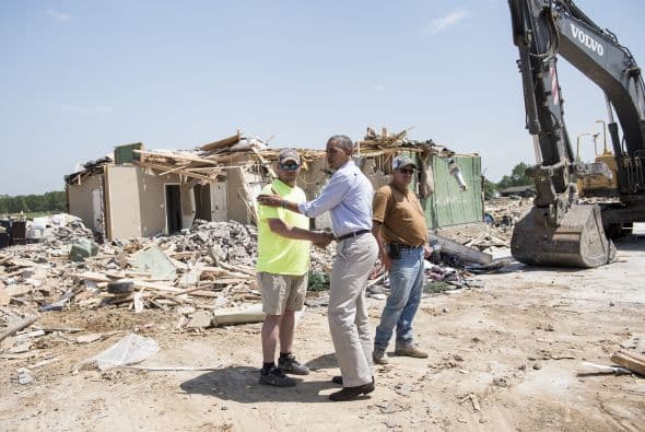 El presidente recordó que la Agencia Federal de Gestión de Emergencias (FEMA) ha desplegado equipos de asistencia locales en la zona y que un equipo del Cuerpo de Ingenieros del Ejército "ha estado ayudando a buscar entre los escombros".