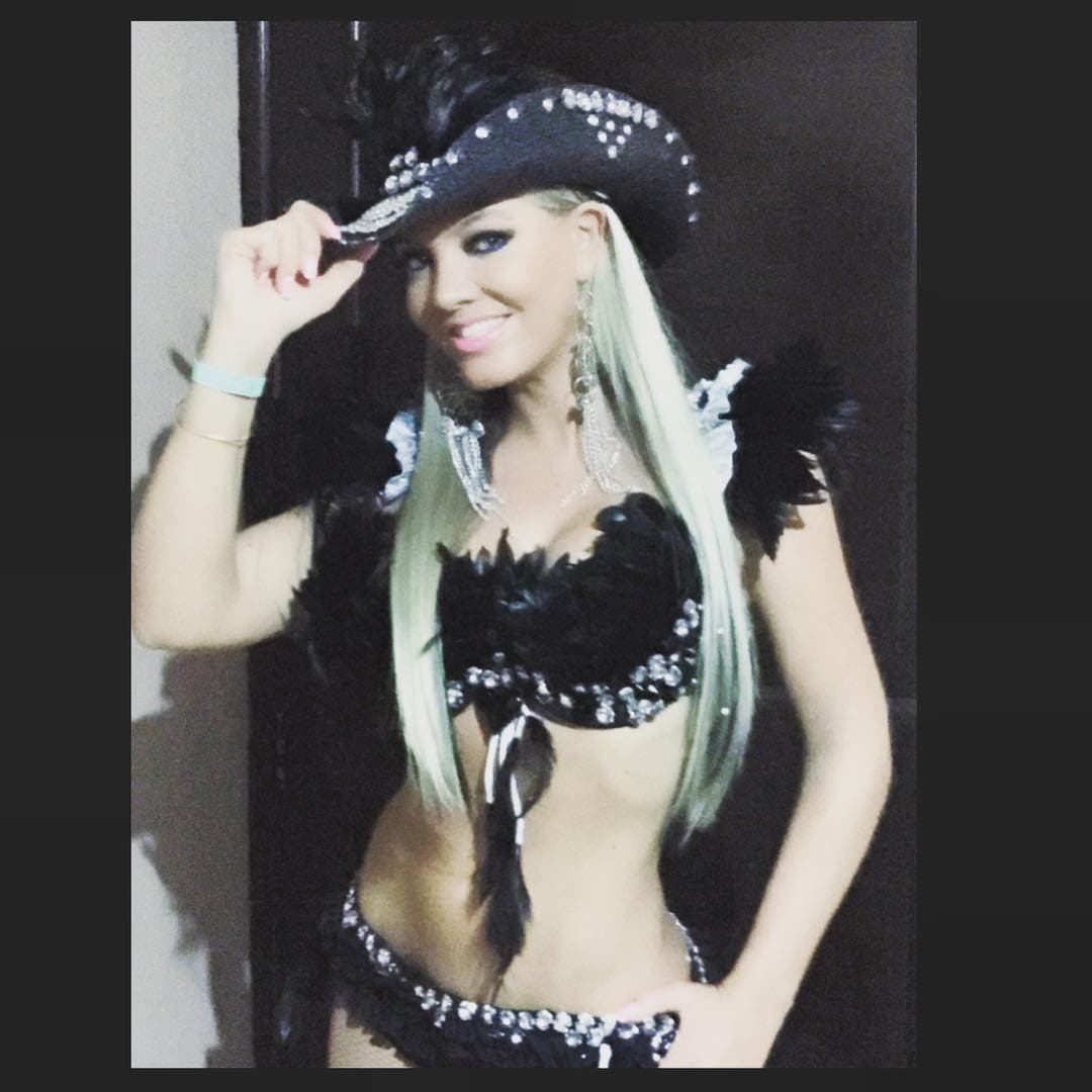 La conductora Paola Durante también incursionó en el género grupero durante el año 2008.