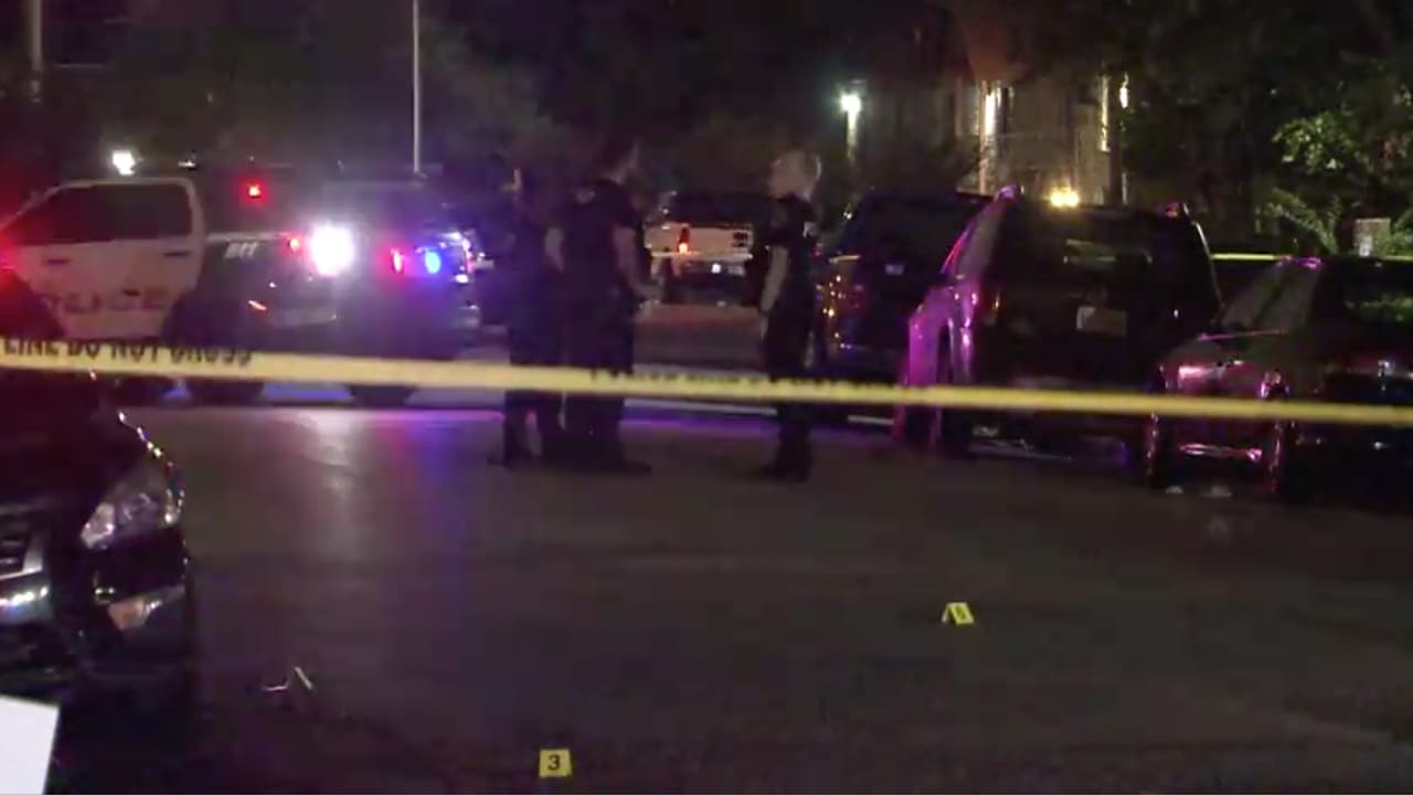 Atacan a balazos a madre e hijo fuera de unos departamentos al norte de Houston