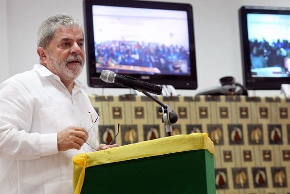 Durante esta visita oficial de dos días, el presidente brasileño estimó que su país tenía "una deuda histórica" hacia África, según declaró al inaugurar en Maputo los equipos de una "universidad abierta" que permitirá a profesores brasileños formar a alumnos en Mozambique por teleconferencia.