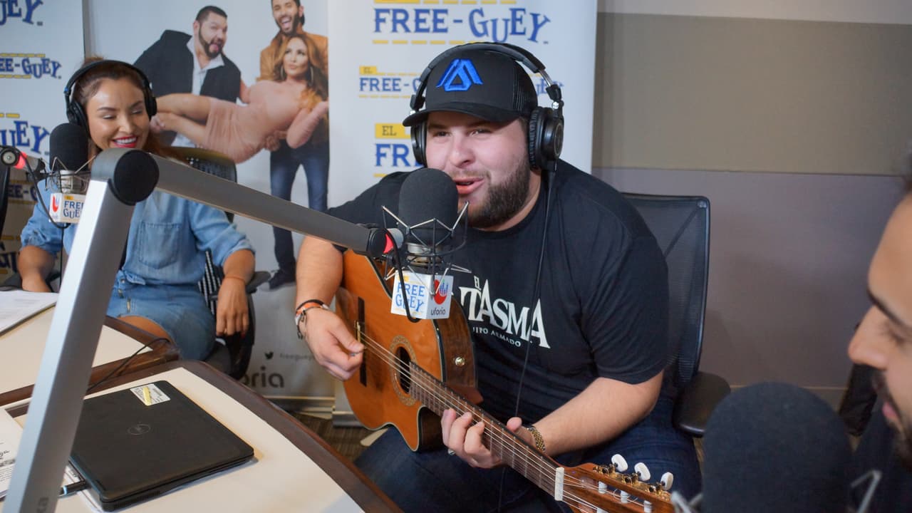 Sin pelos ni tapujos, El Fantasma se metió al Free-guey show y hasta acabó con la piñata de La Bronca.