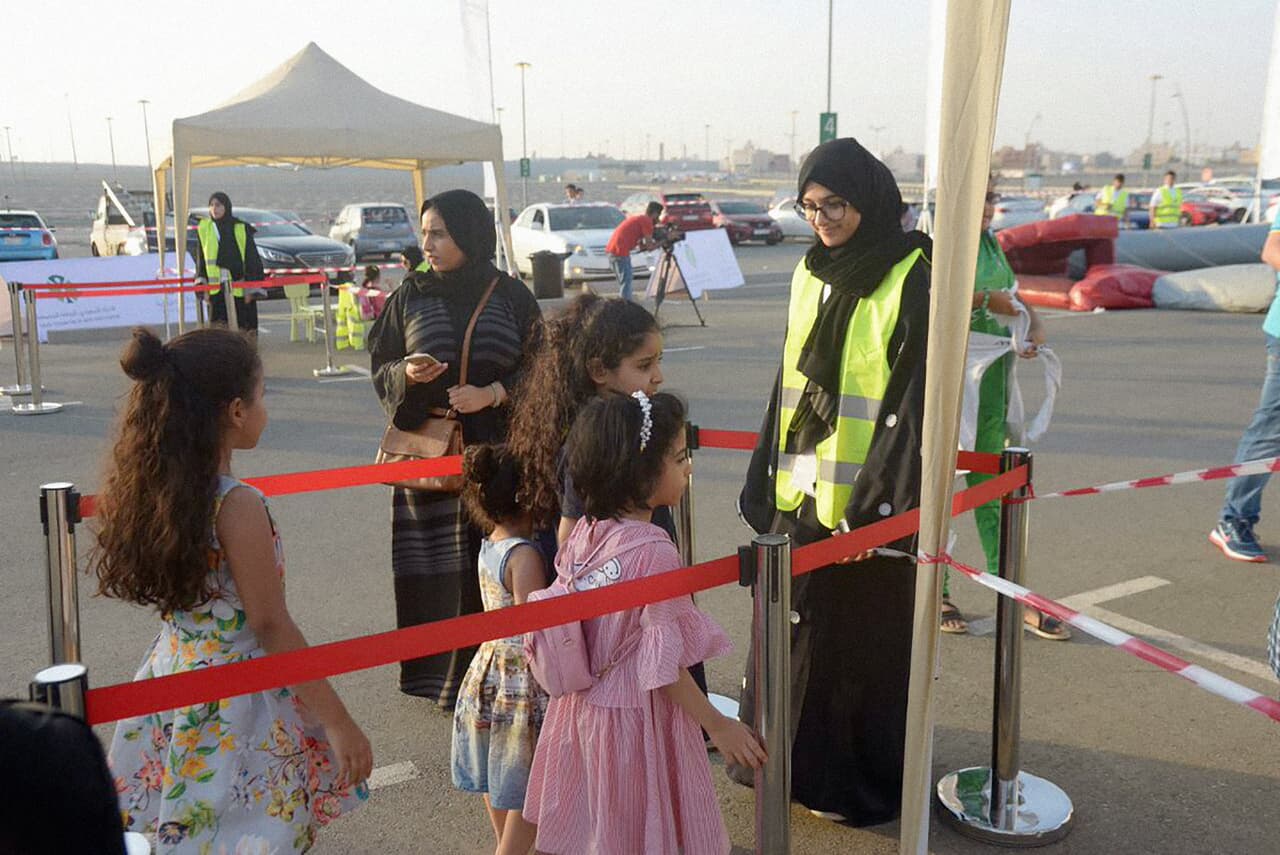 Mujeres y niñas en las puertas del complejo deportivo Al- Jawhara. Los estadios de Arabia Saudita, un ostentoso país petrolero, son grandes y lujosos. Fueron construidos durante la última bonanza petrolera cuando los precios del crudo duplicaban los actuales.
