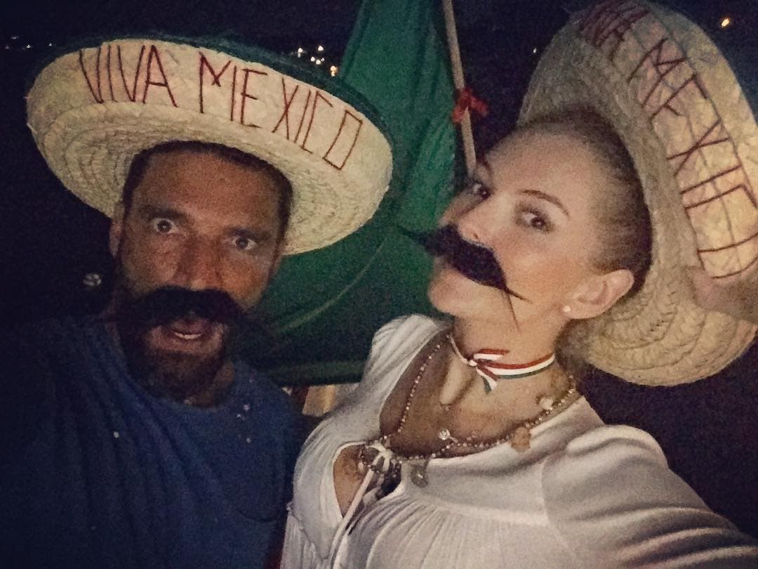 A ritmo de Mariachi, Julián Gil se hincó y le entregó el anillo de compromiso, sus familiares y amigos salieron para aplaudirles, pues estaban escondidos.