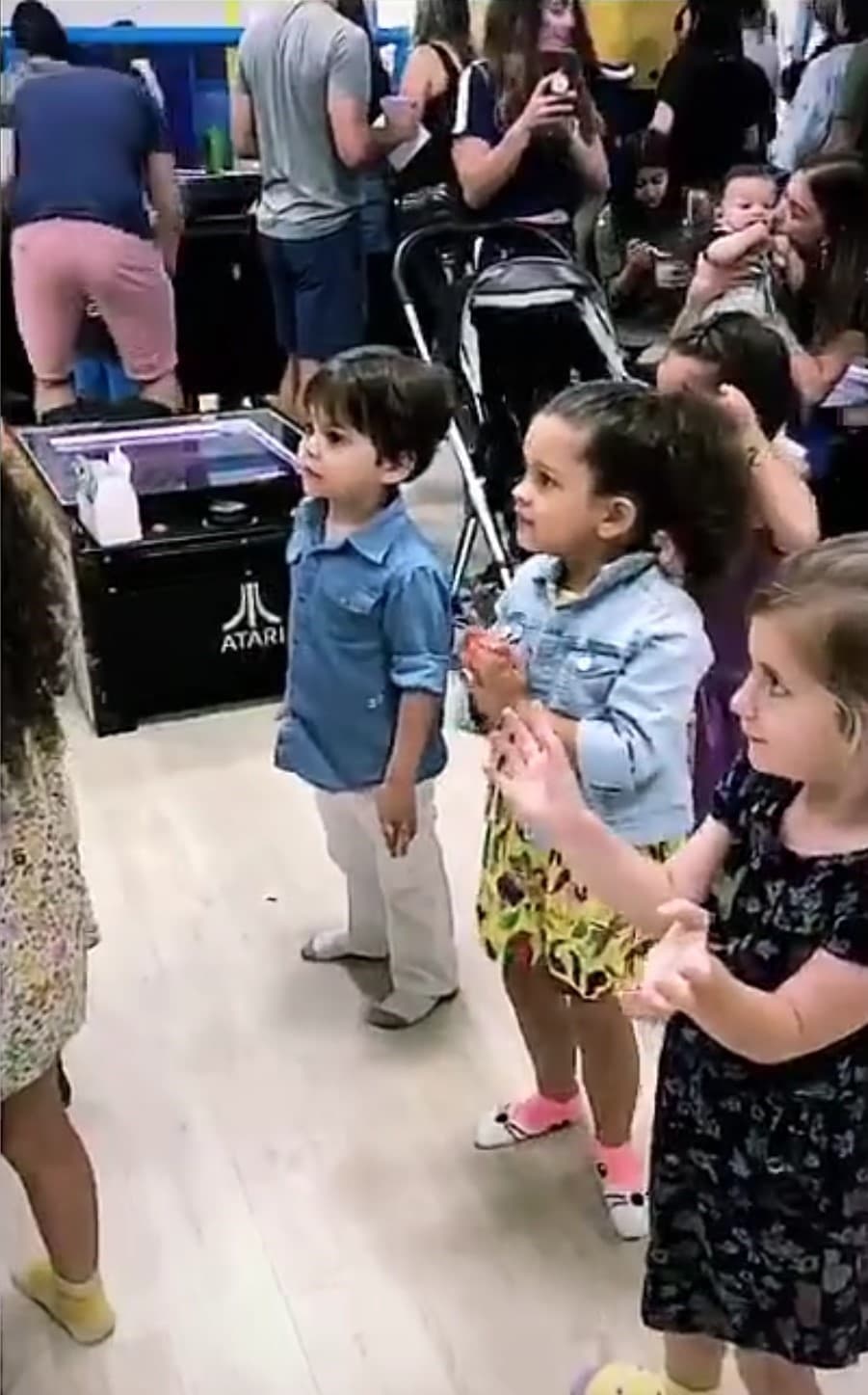 A la fiesta de Giulietta también acudieron los hijos de los compañeros del trabajo de su mami, entre ellos los de Yisus, Alan Tacher, Toni Costa y Alejandra Espinoza.