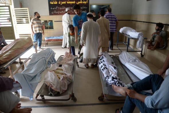 Al menos 1,170personas han muerto en los últimos días por la ola de calor que azota la provincia meridional paquistaní de Sindh. En la imagen, víctimas de la ola de calor.