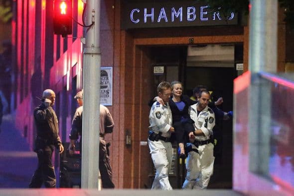 Varios agentes escoltaban a una mujer llorando.