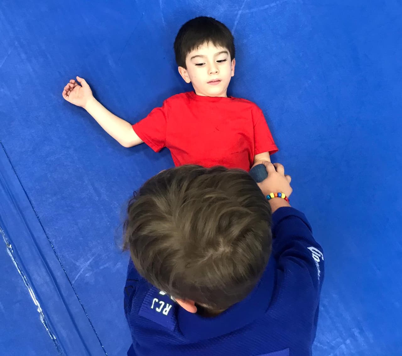 El Jiu Jitsu enseña técnicas para lograr rendir a tu oponente.
<br>