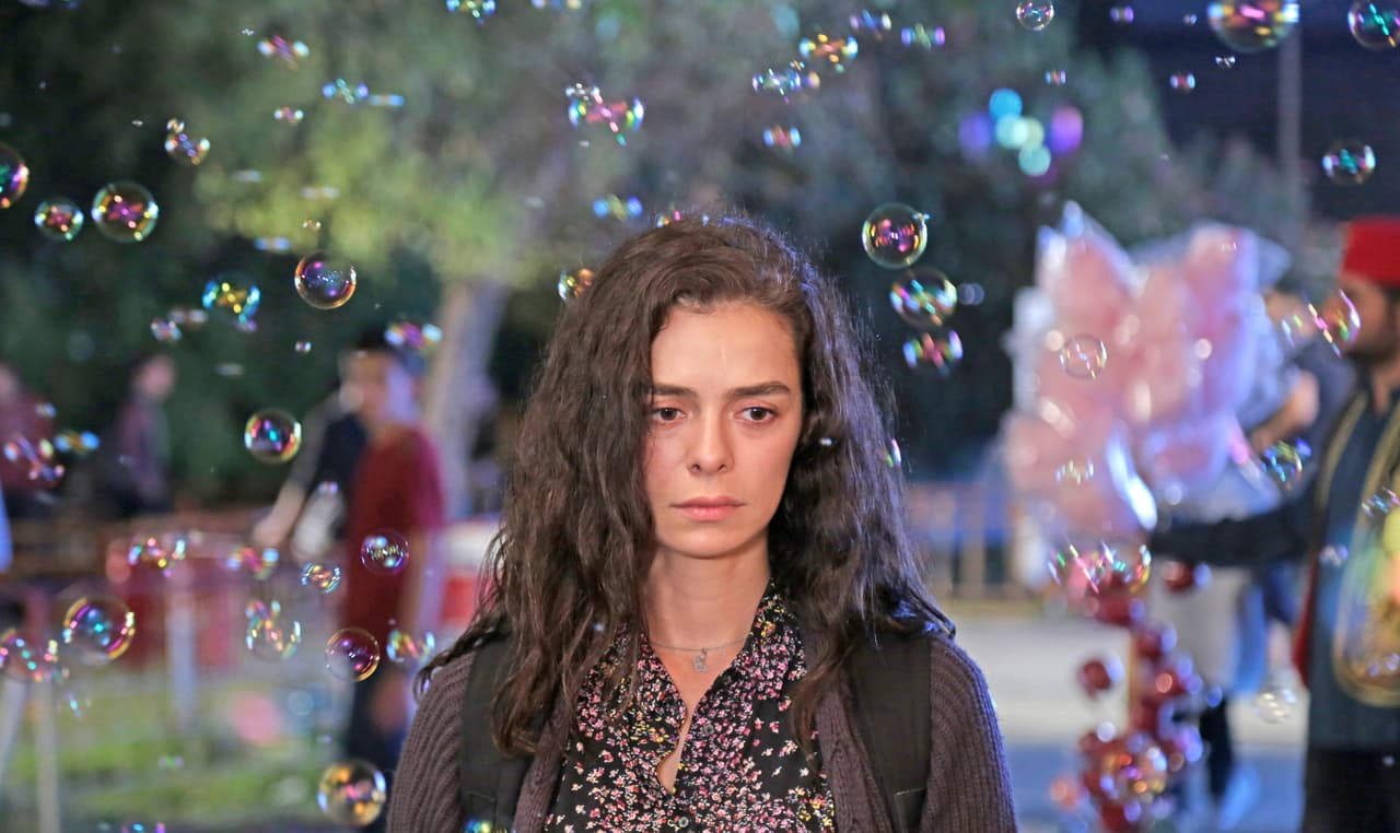 Mujer se estrenó por Univision: Bahar busca salir adelante con sus hijos