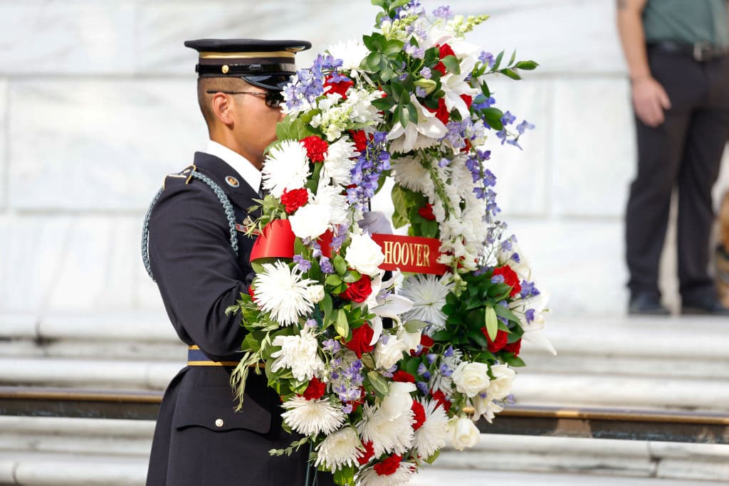 El equipo de Trump sabía que no podía tomar fotos en el cementerio de Arlington antes del altercado, dice funcionario