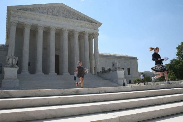 Los pasantes corren en la plaza de la Corte Suprema. Sin saberlo, llevaban la declaración de que el matrimonio entre personas del mismo sexo es legal en todo el país.