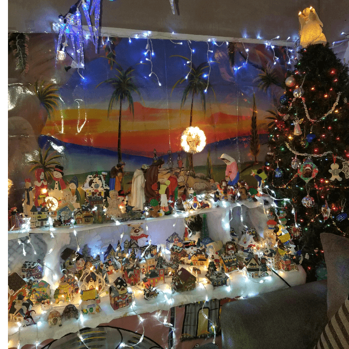 José nos muestra el gran nacimiento que puso en su casa. "Siguiendo nuestras tradiciones Guatemaltecas", nos cuenta.