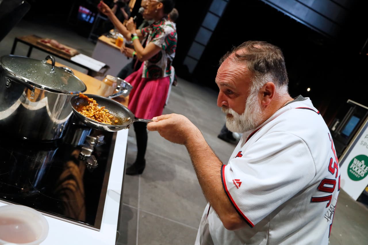 El famoso matrimonio y el chef de 51 años unirán sus fuerzas para 
<b><a href="https://www.univision.com/shows/al-punto/en-medio-de-la-destruccion-el-chef-jose-andres-reparte-comida-a-los-afectados-en-la-explosion-de-beirut-video" target="_blank">construir comedores de ayuda</a></b> a los más necesitados. 
<br>